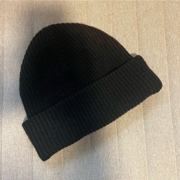 SUNDAY BEST Aritzia BLACK Ribbed Knit Beanie **Pink photo is for style/fit ref** - Picture 2 of 5